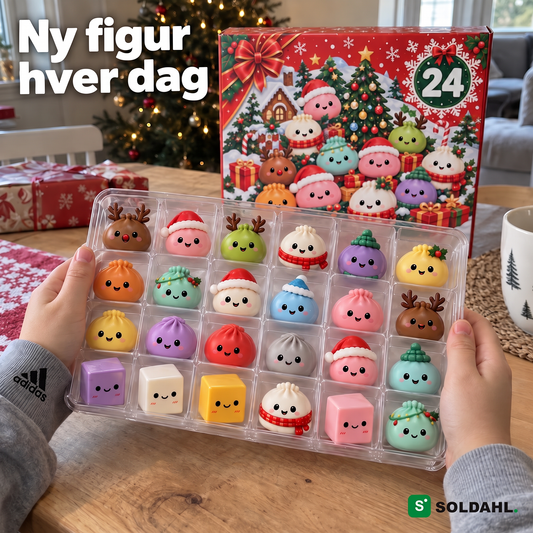 Børnehænder holder bakken med 24 bløde julefigurer