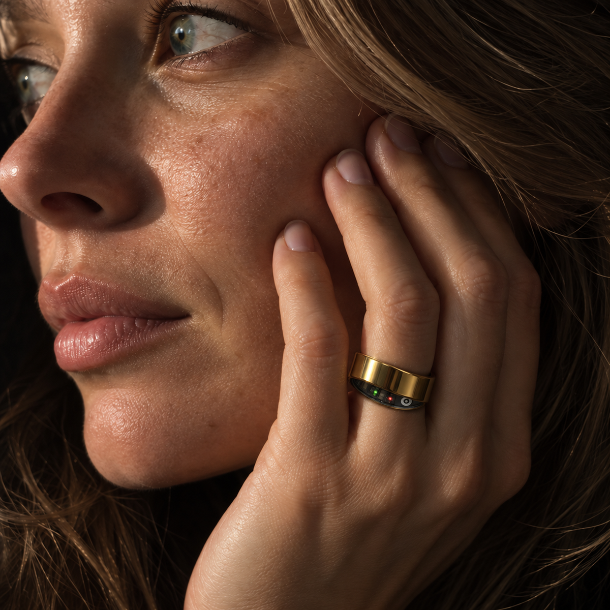Nærbillede af guldfarvet smart ring