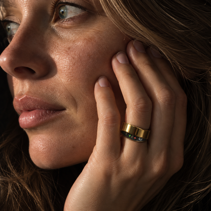 Nærbillede af guldfarvet smart ring
