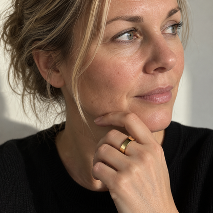 Kvinde med guldfarvet Pulsring