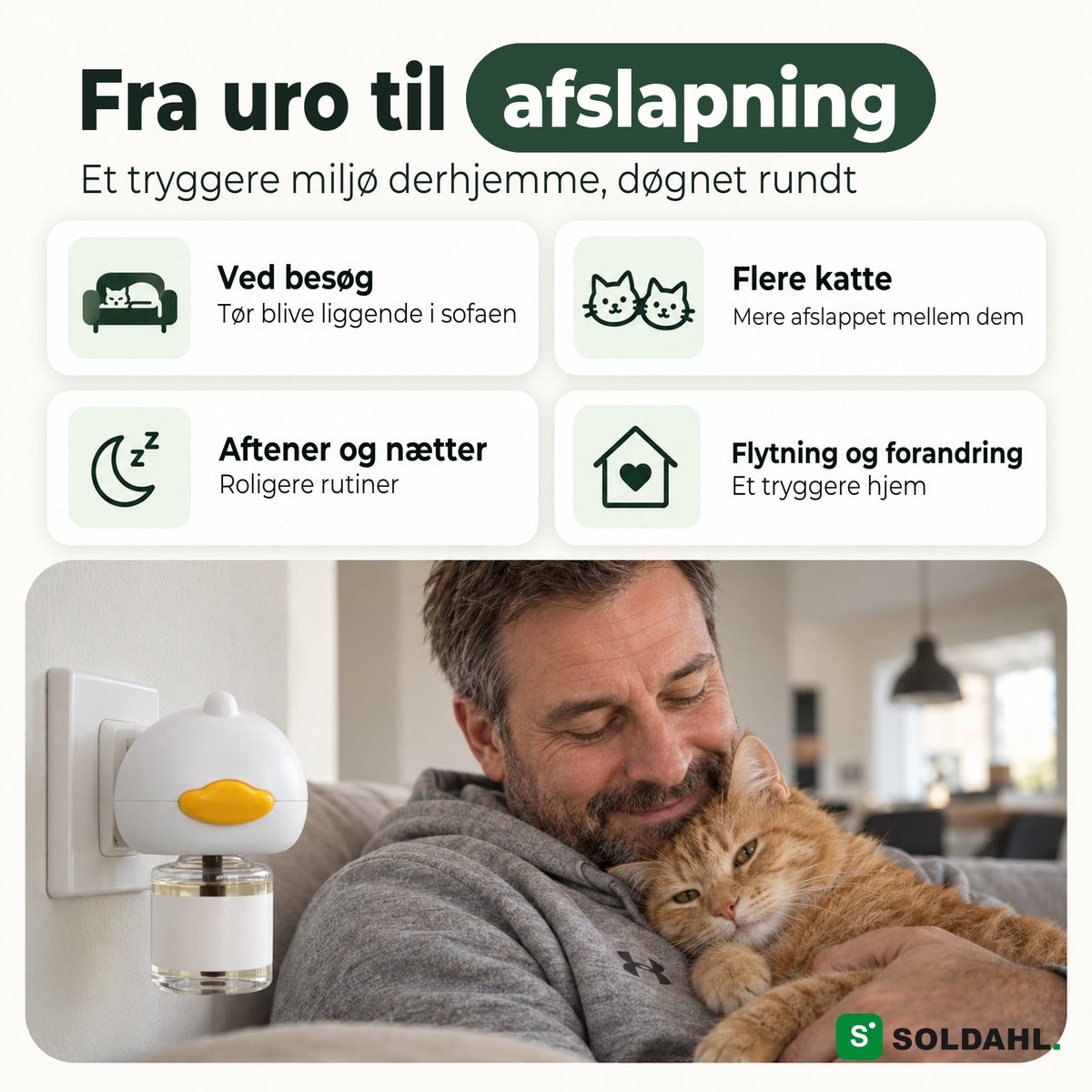 Mand hygger sig med sin kat i sofaen, mens Lugnhem sidder i stikkontakten
