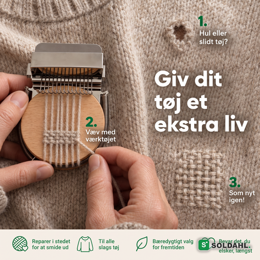 Hænder væver et hul i en strikket trøje sammen igen med minivævrammen