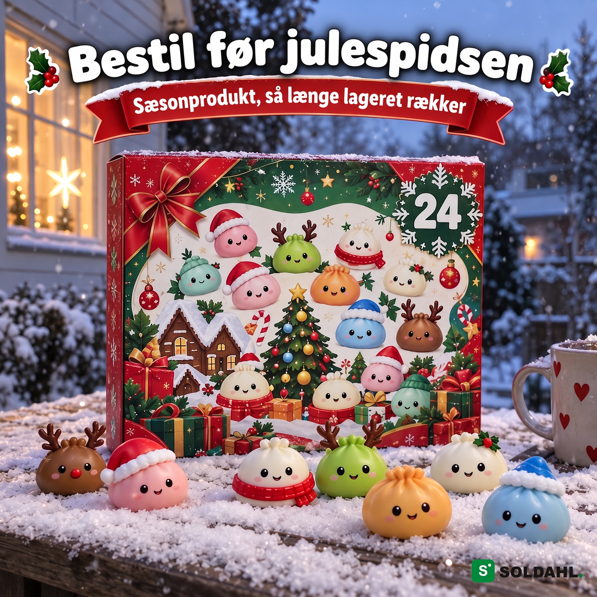 Julekalenderen med 24 figurer på snefyldt havebord i vinterskumring