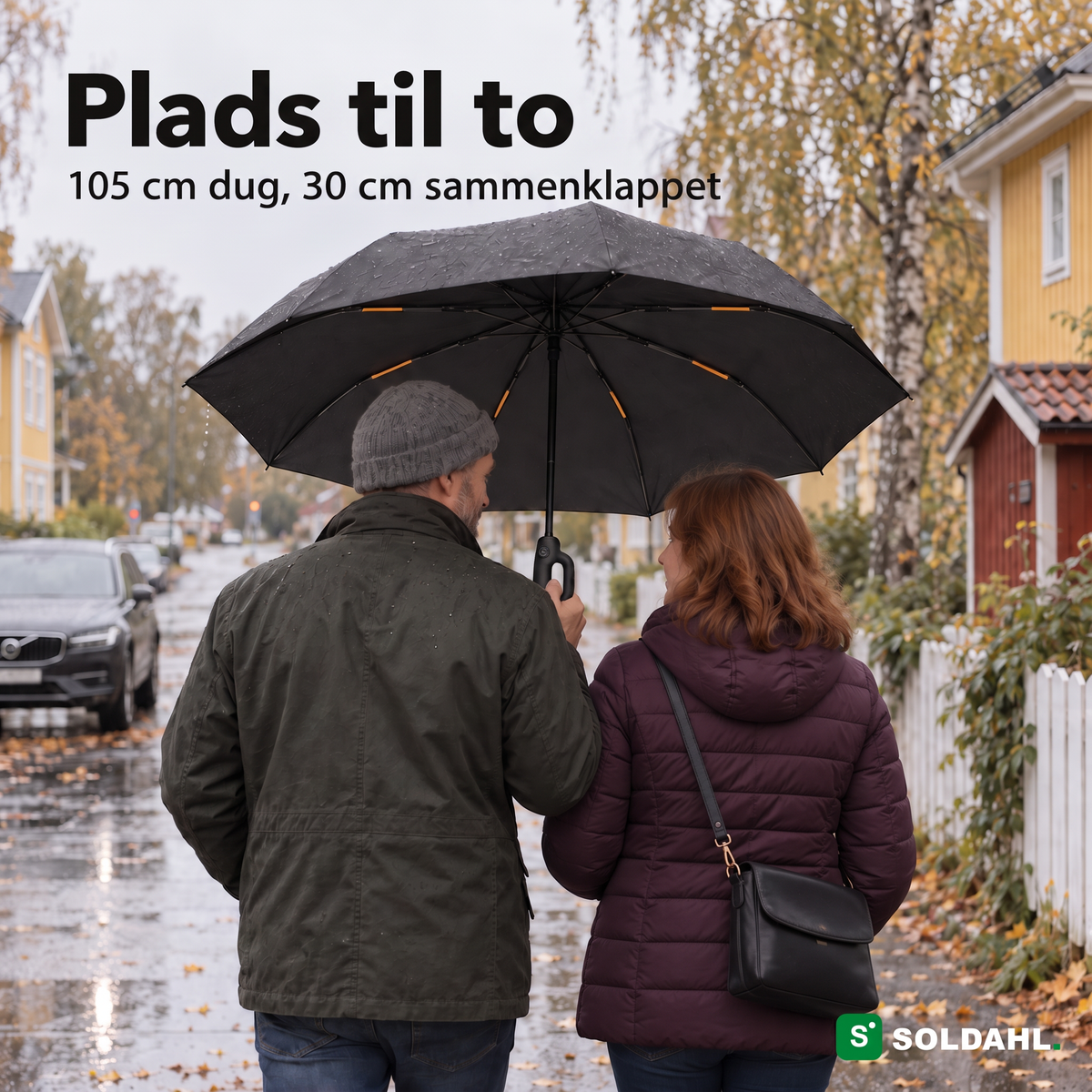 To voksne går sammen under ét Stormparaply på en regnfuld villavej