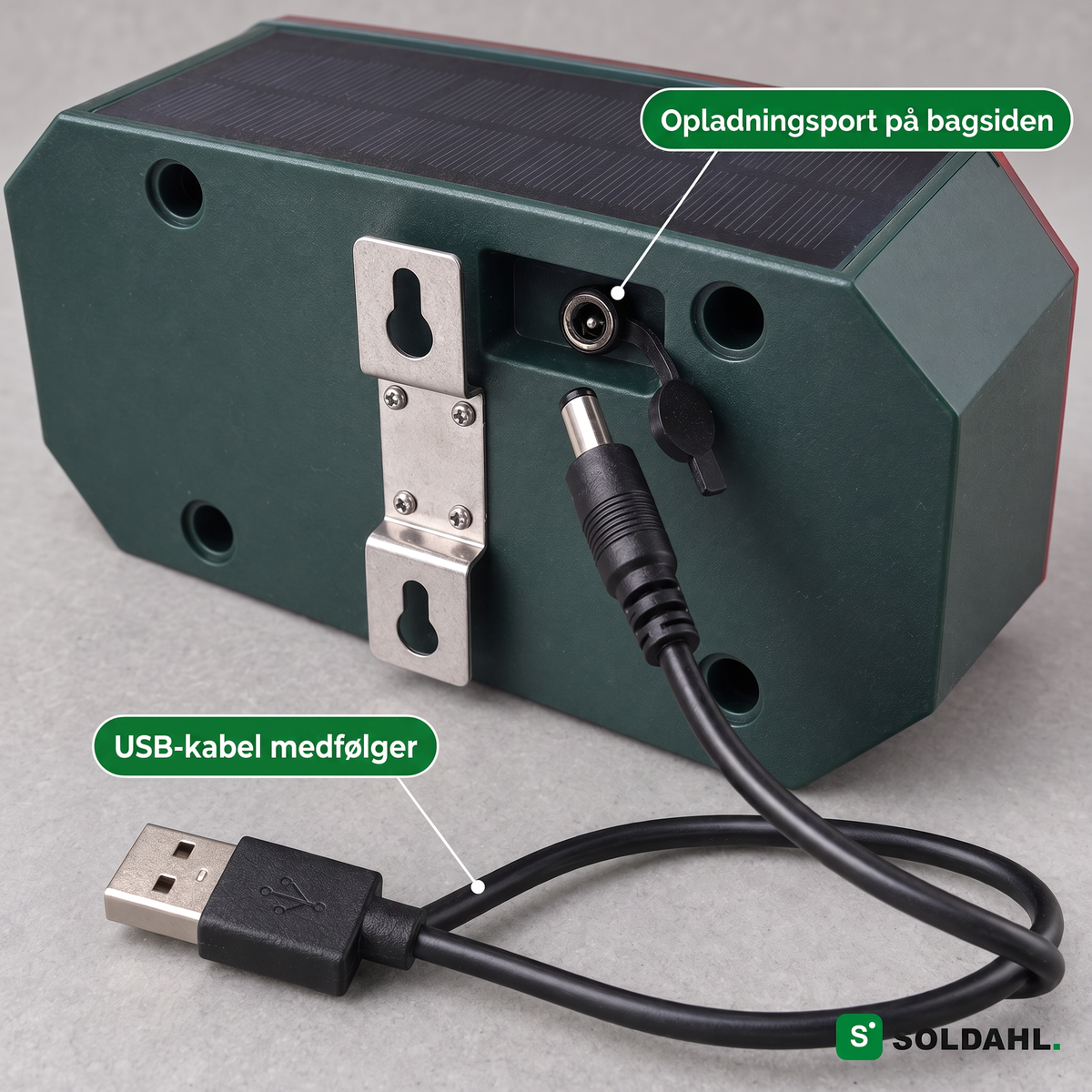 Opladningsporten på bagsiden af Vildro med det medfølgende USB-kabel