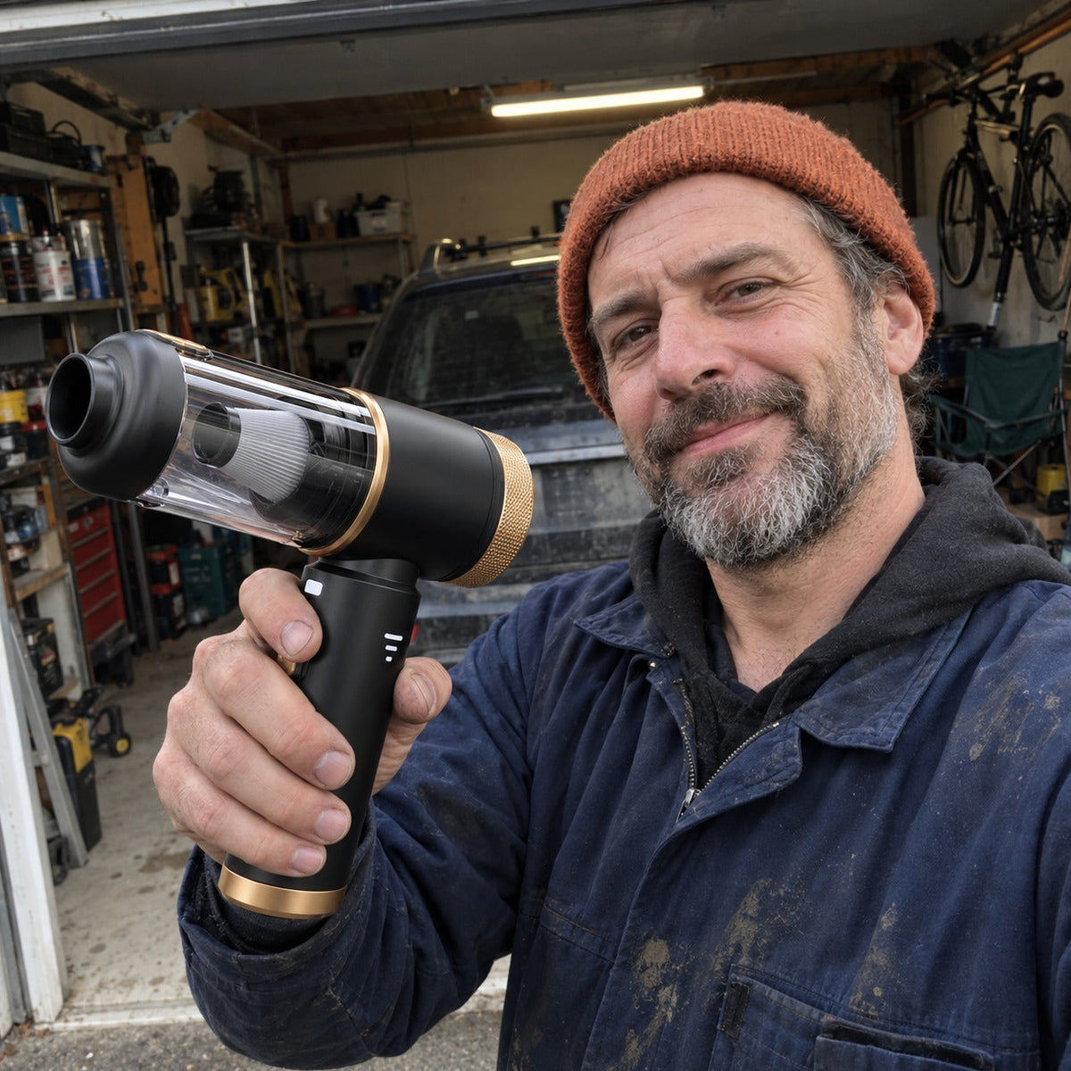 Mand holder Sugro håndstøvsuger op i en garageport