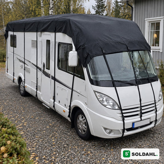 Sort tagbeskyttelse monteret på hvid autocamper på grusindkørsel